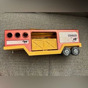 1980's Buddy L Stables horse trailer toy. Pressed steel and plastic. 11" long.